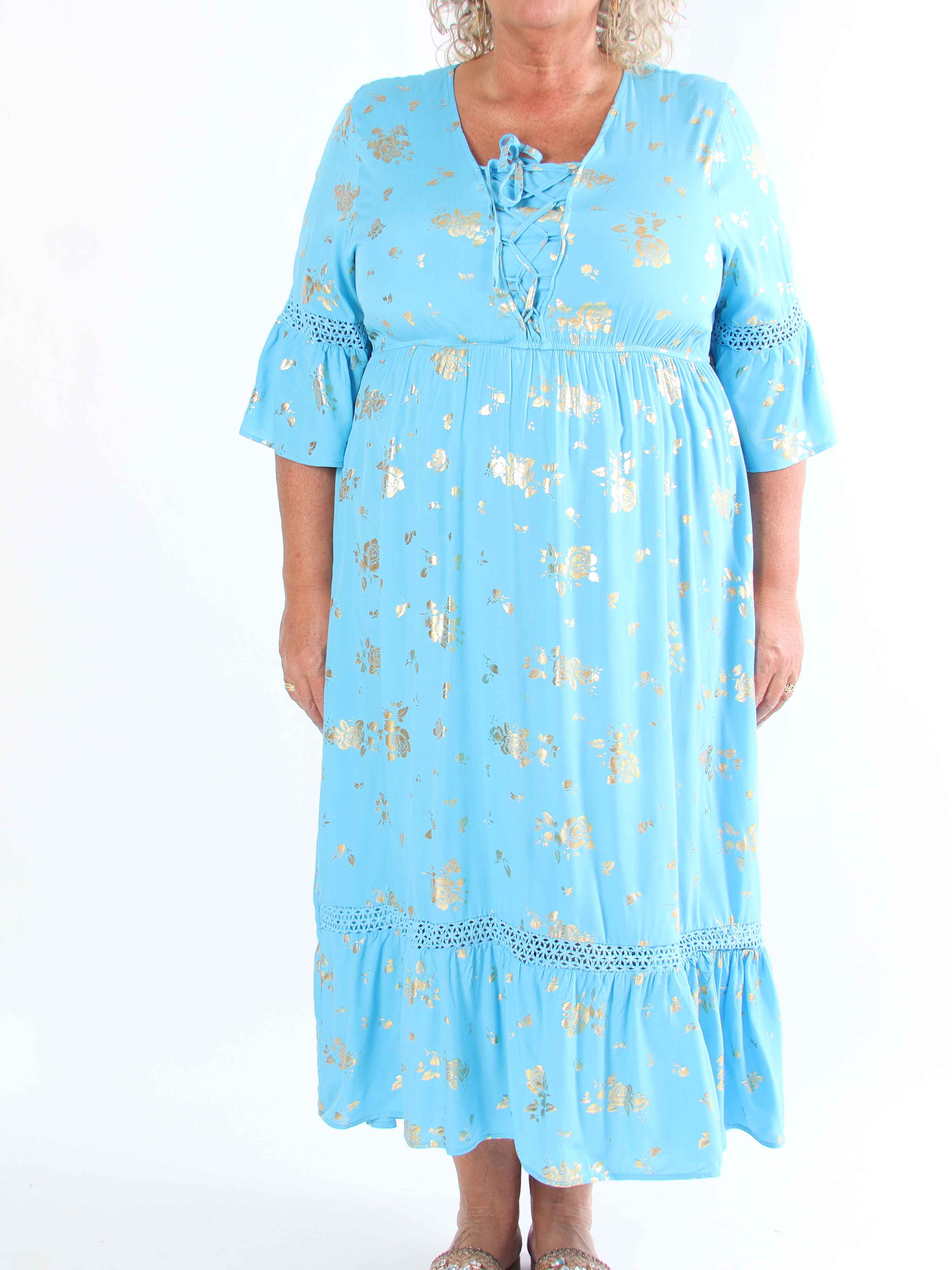 Pernilla - Klänning med guldfärgade blommor och broderier